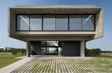 Casa Castaños: A Sleek Concrete Home with Airy Details