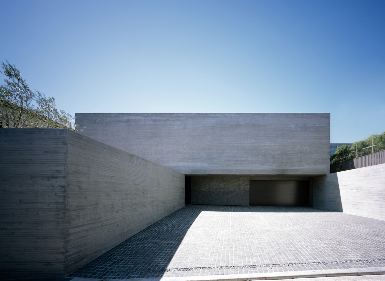 ORTHO Is a Minimalist Concrete Home in the Kanto Region of Japan