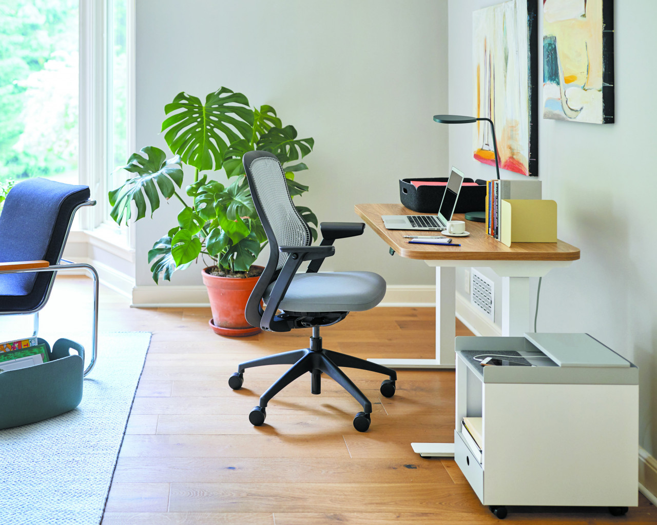 Knoll Hipso Height-Adjustable Desk Rises to the Occasion