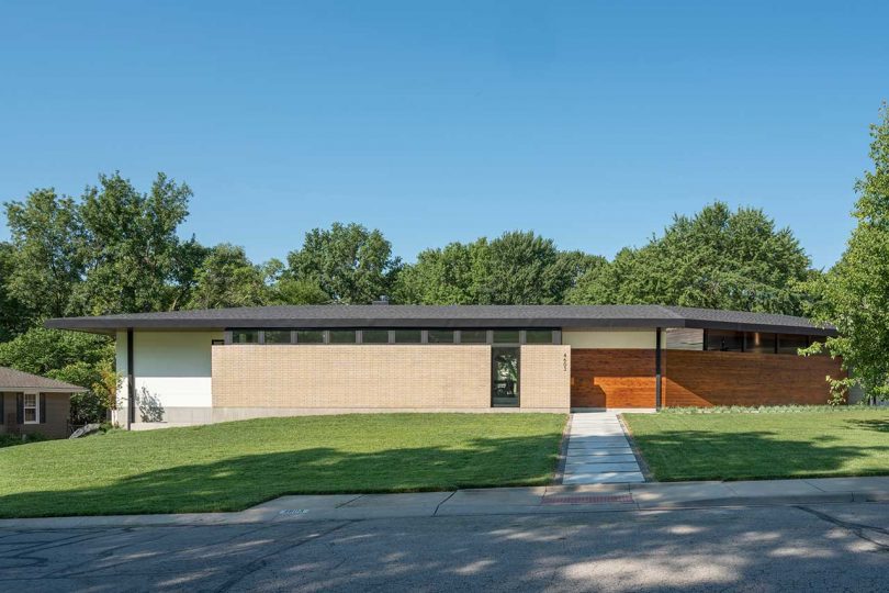 The Homestead Residence in Kansas Gives Nod to Mid-Century Modern Design