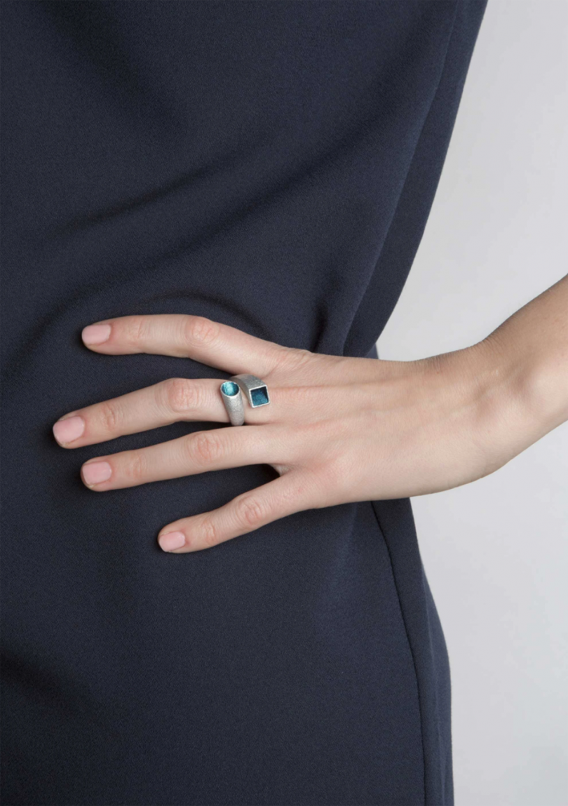 hand on hip wearing ring