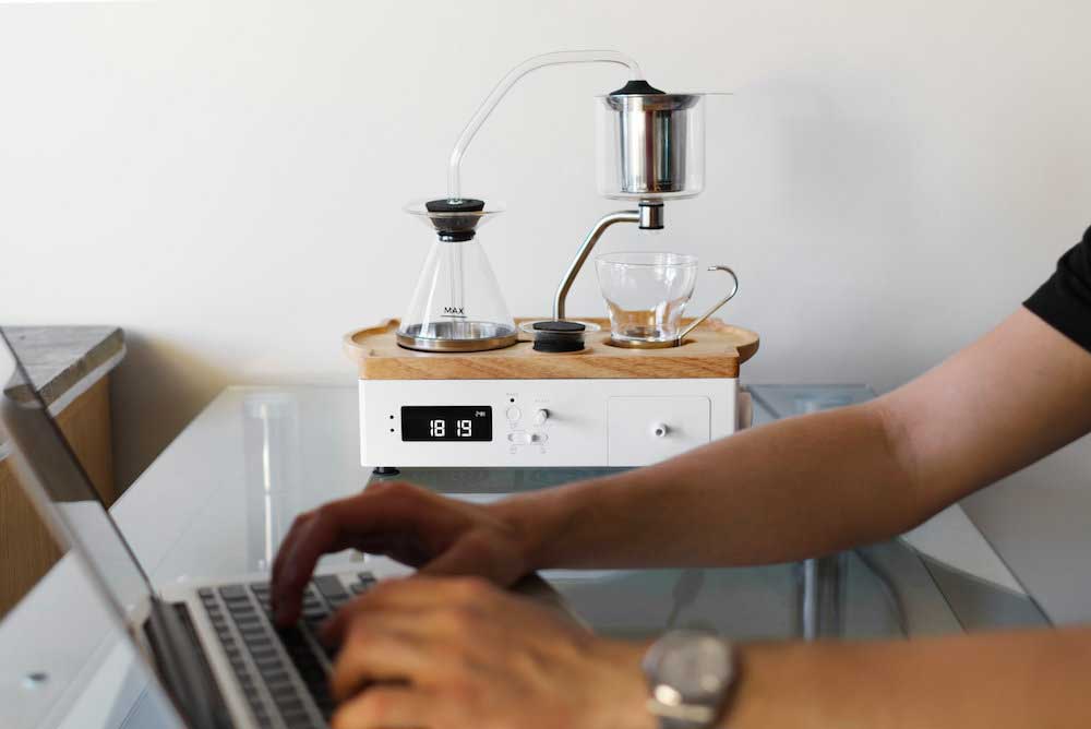 https://design-milk.com/images/2021/05/Tea-Essentials-0-Joy-Resolve-Barisieur-Tea-Coffee-Alarm-Clock.jpg