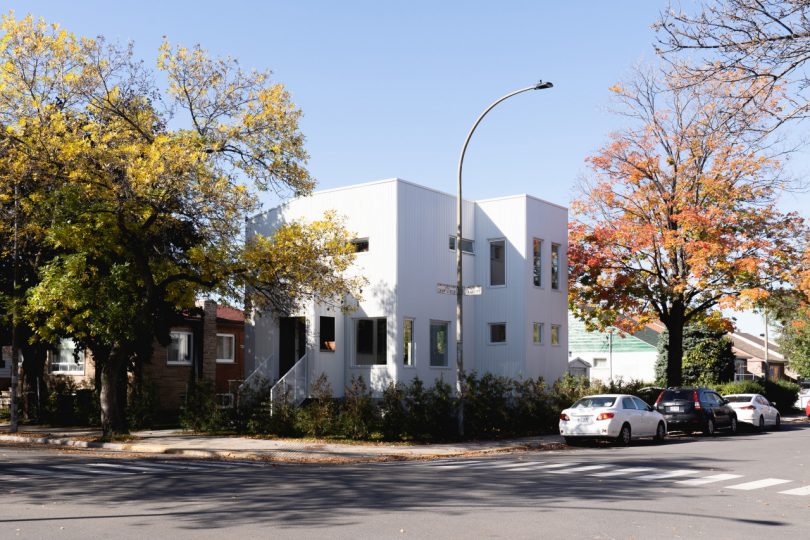 An Eclectic White House in Montreal Extends Its Verticality