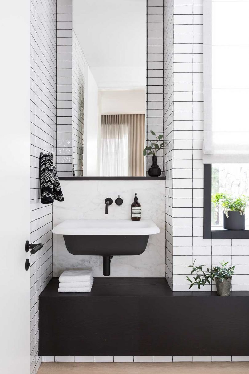 classic black and white bathroom