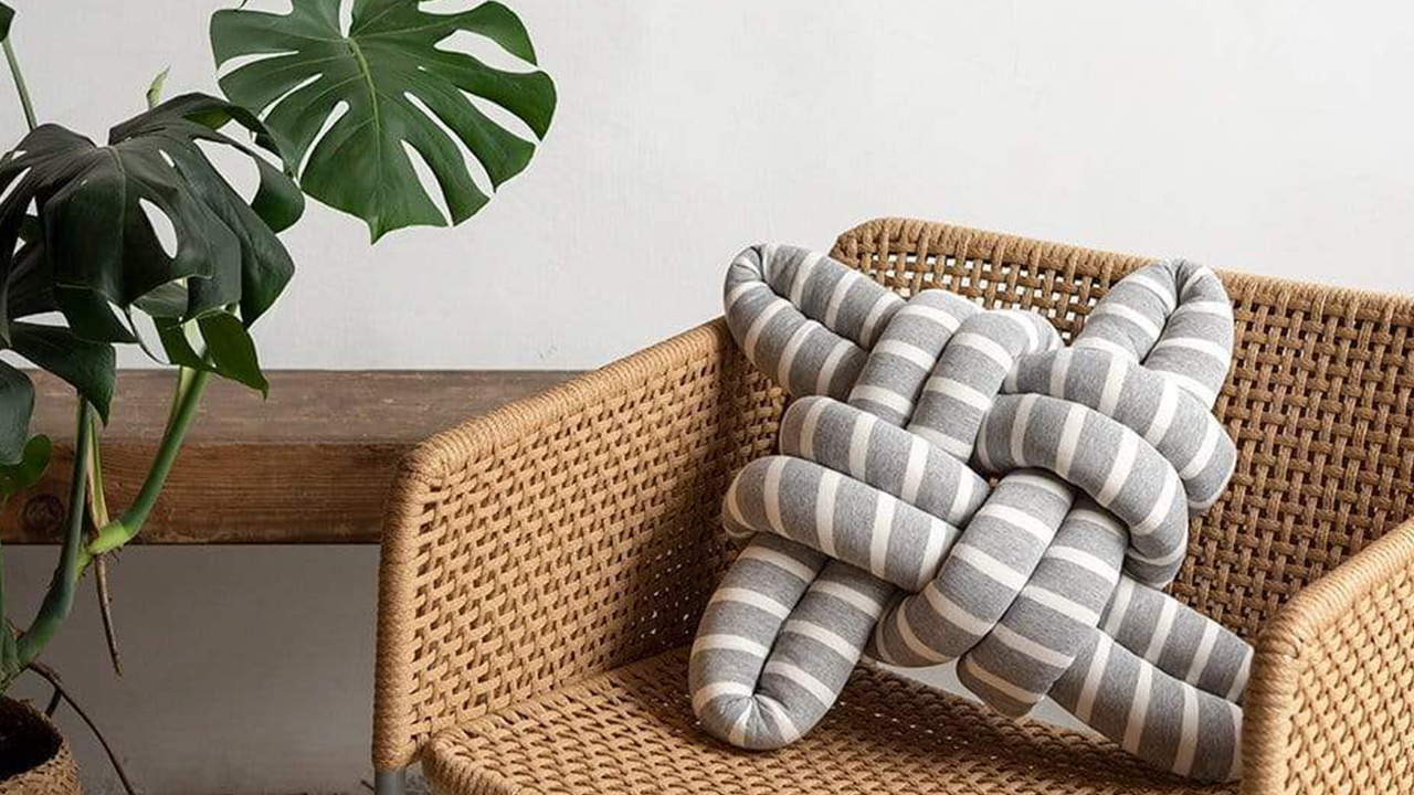 https://design-milk.com/images/2021/10/topmodernholidaygifts_knotstudios_knottedpillow_featuredimage_designmilkshop.jpg