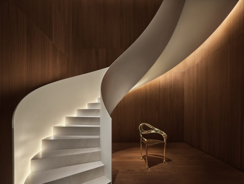 Signature Edition spiral staircase with Leda chair