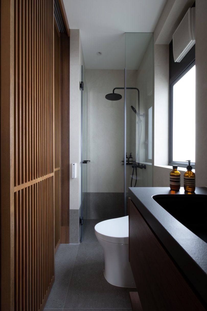 Keith Chan of Hintegro Studio Designs Hong Kong Scandinavian Minimalist Residence Bathroom | padstyle.com