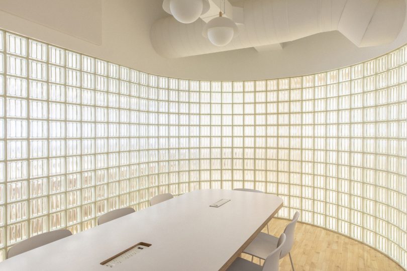  contemporary workplace meeting room
