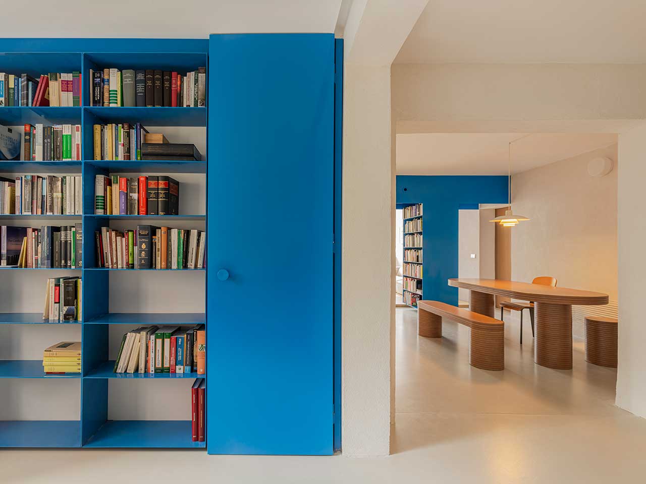 A Former Office in Madrid Becomes a Modern Apartment With the Blues