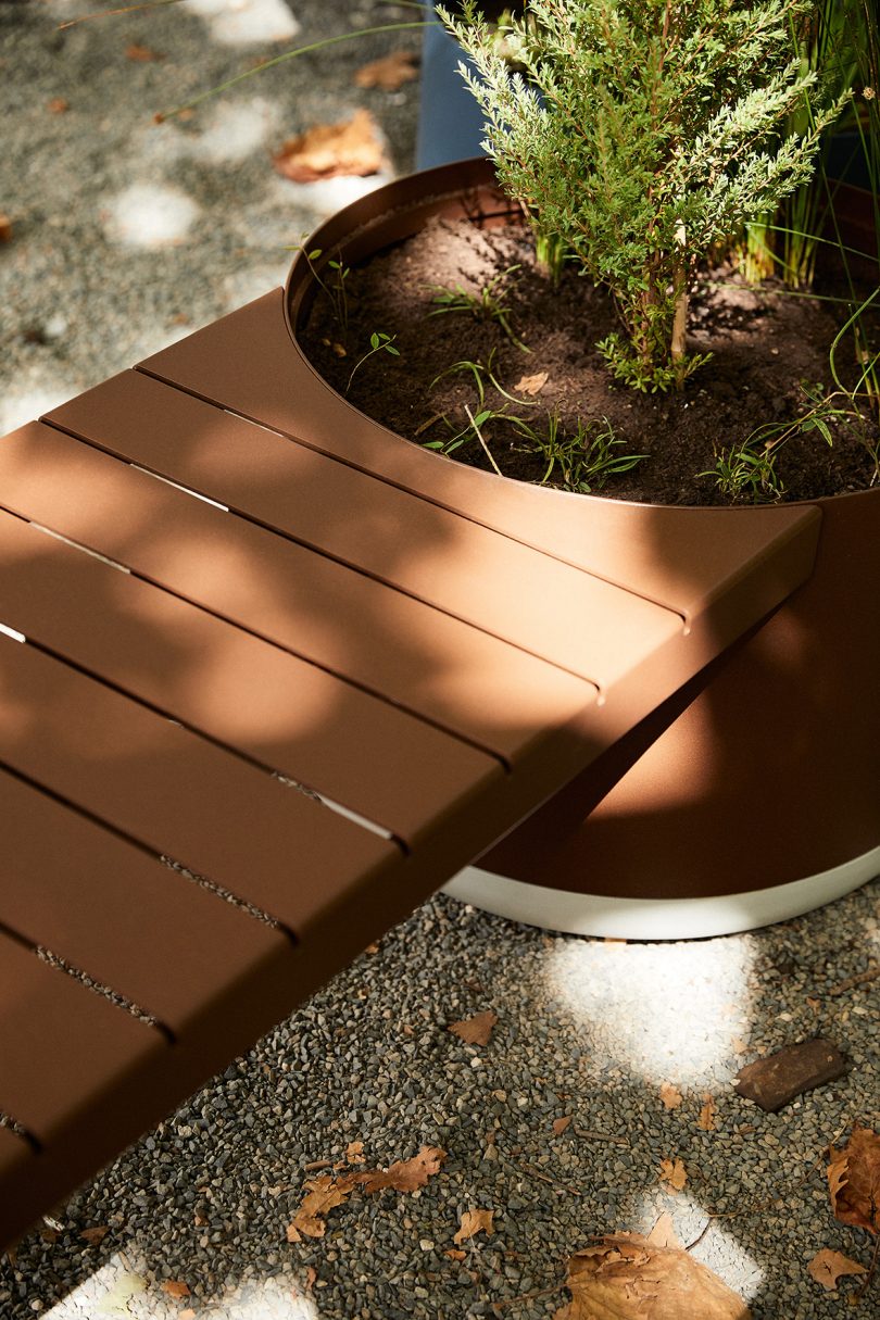 brown hybrid planter and bench