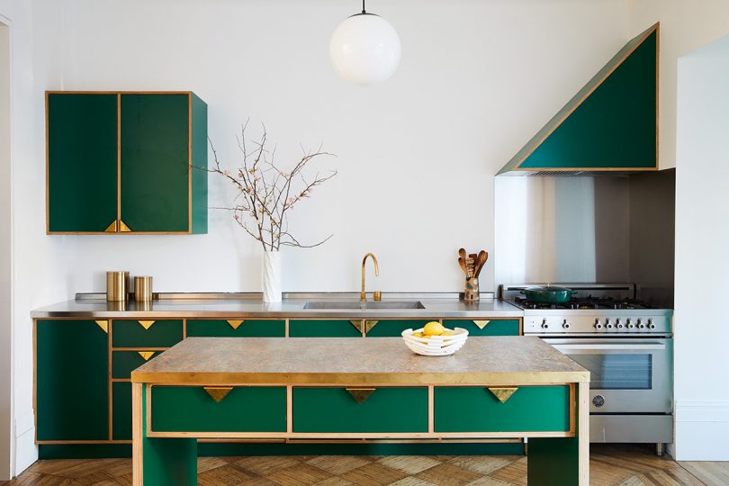 cocina moderna verde y madera