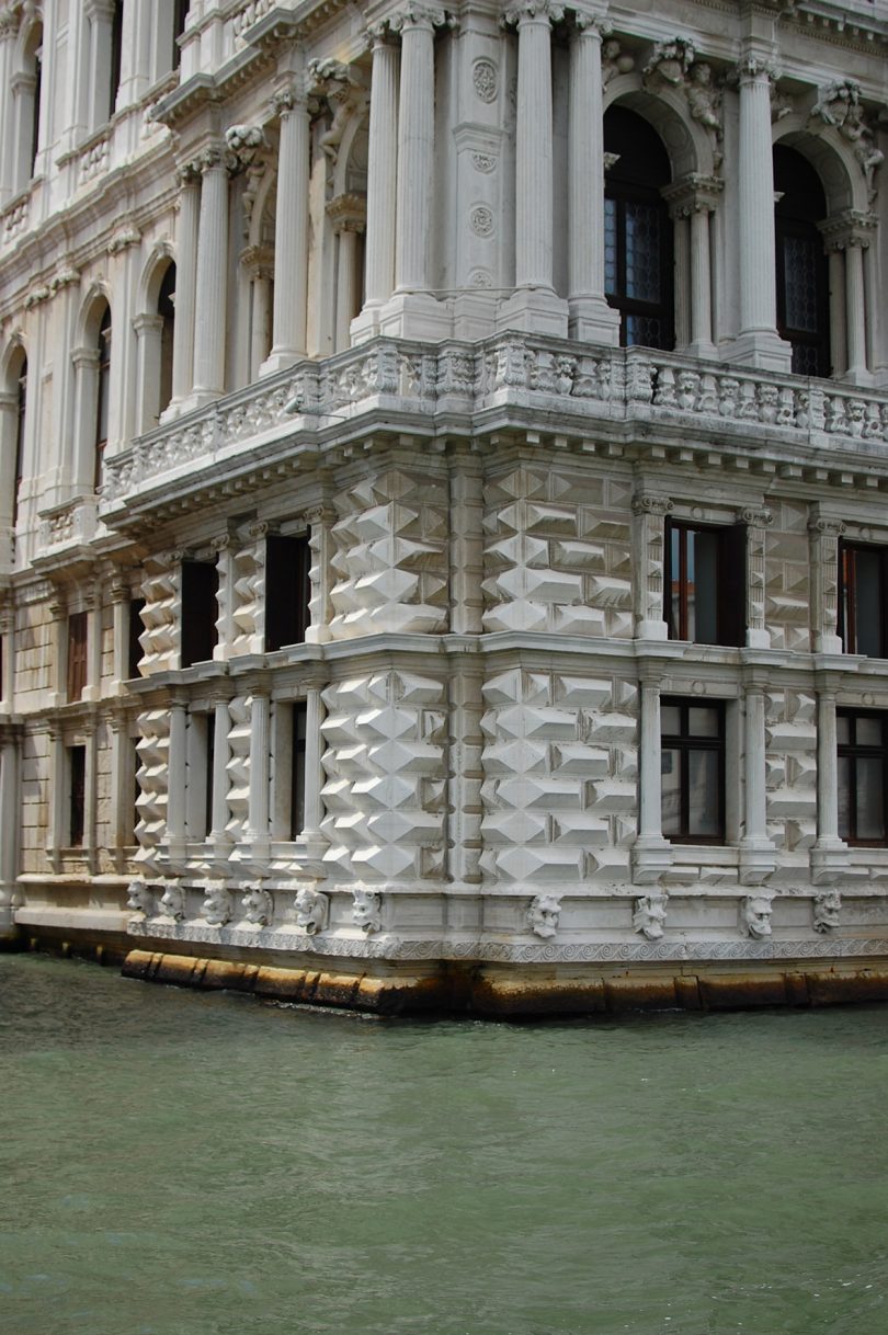 edificio de piedra gris frente al agua