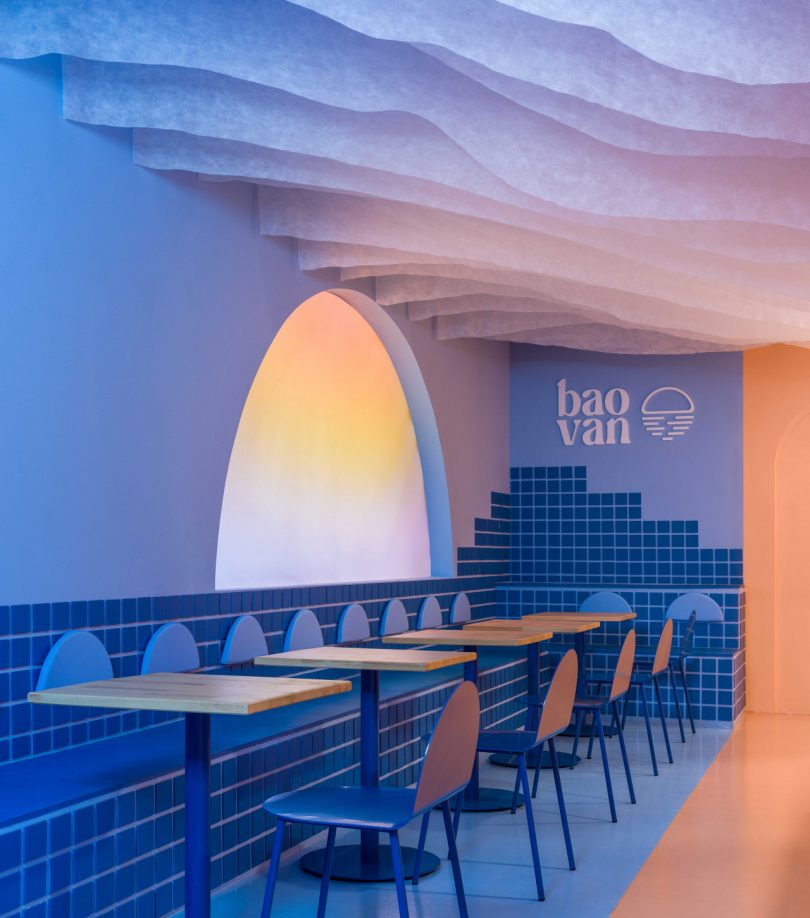 فضای داخلی رستوران مدرن با رنگ های آبی و هلویی