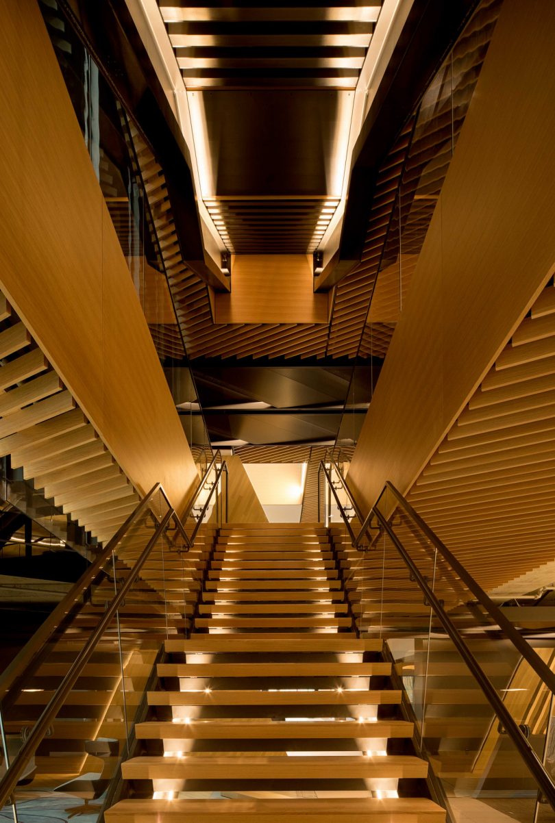 پلکان چند طبقه باز و دراماتیک در دفتر مرکزی نایک در ساختمان سرنا ویلیامز