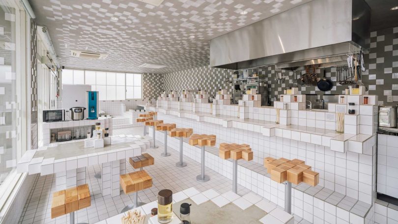 نمای داخلی رستوران با طراحی پیکسلی در رستوران رامن