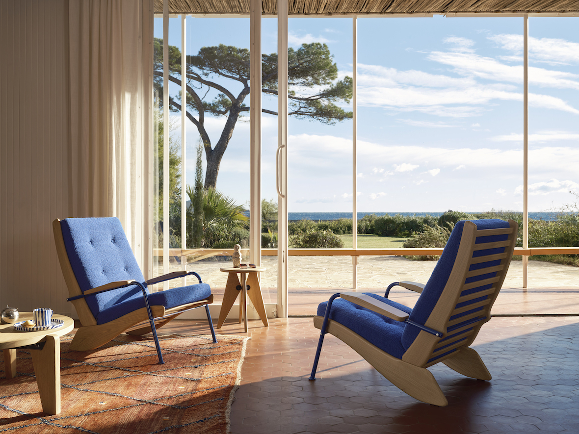 Gevangenisstraf rijst Prelude Vitra Reissues Jean Prouvé's Kangourou Chair in a New Blue Hue