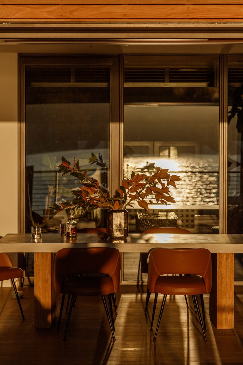 فضای آشپزخانه خوش خلق با رنگ های مرمر و چوب