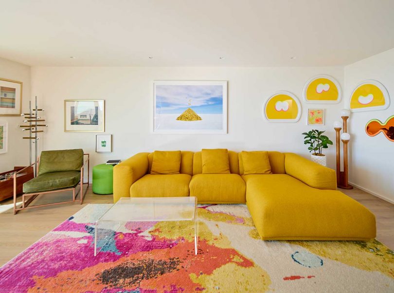 A Mid-Century Home Mixing Minimalism and Bursts of Color