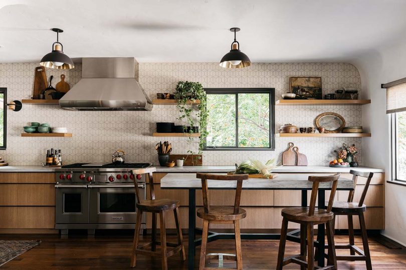 neutral eat-in kitchen