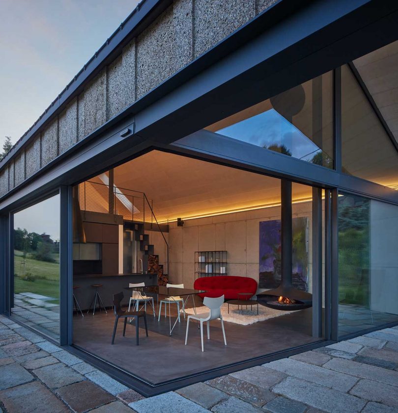 نمای زاویه دار خانه مدرن با پنجره های گوشه ای باز برای دیدن داخل