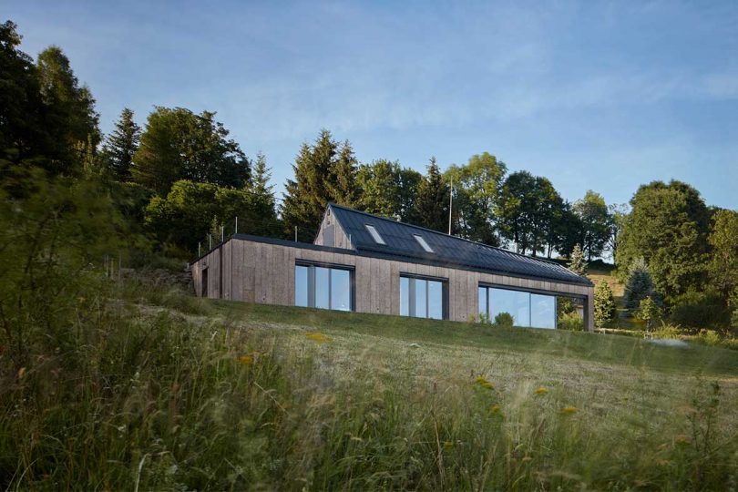 نمای سربالایی خانه مدرن در فضای سبز شیبدار