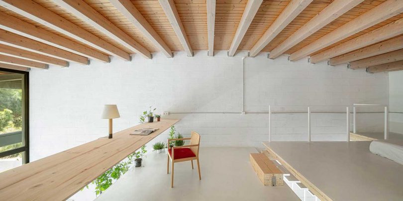 Diseño interior de casa simple con encimeras blancas y detalles de madera.