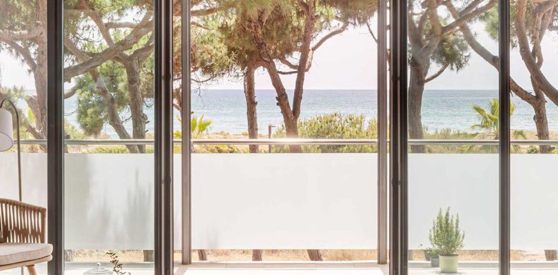 Diseño interior de casa simple con encimeras blancas y detalles de madera.