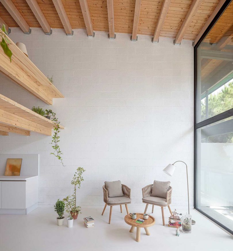 Diseño interior de casa simple con encimeras blancas y detalles de madera.