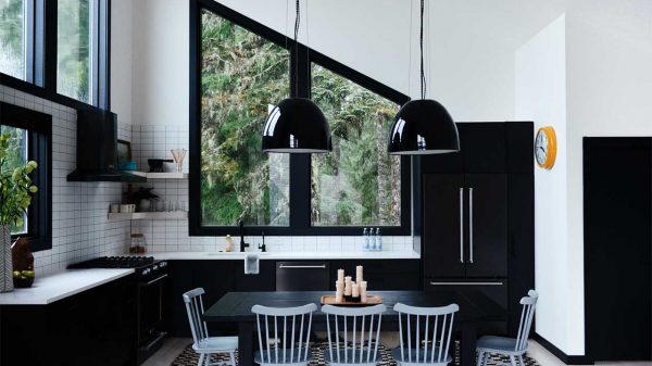 https://design-milk.com/images/2022/09/Modern-Black-Kitchen-Roundup-1-Casework-Alpine-Noir-ski-chalet-600x337.jpg