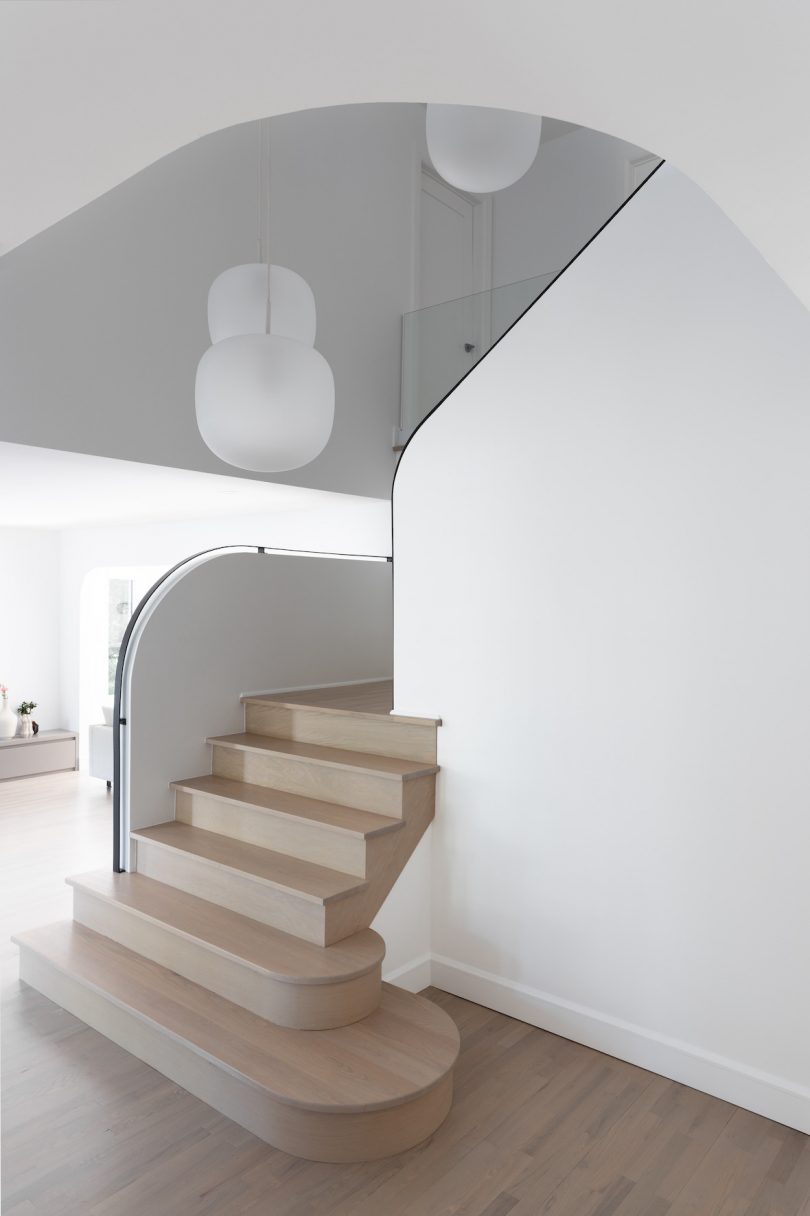 A escada define o tema de toda a casa, marcada por transições e conectividade derivadas de uma continuidade de muitos desses mesmos elementos de design.