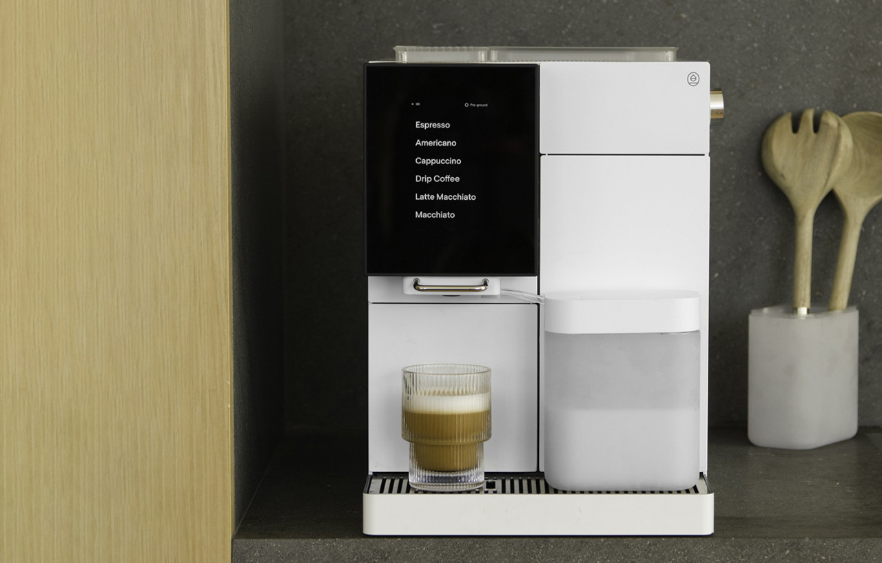 Premium AI Image  A yellow coffee maker with a coffee pot on a scale.