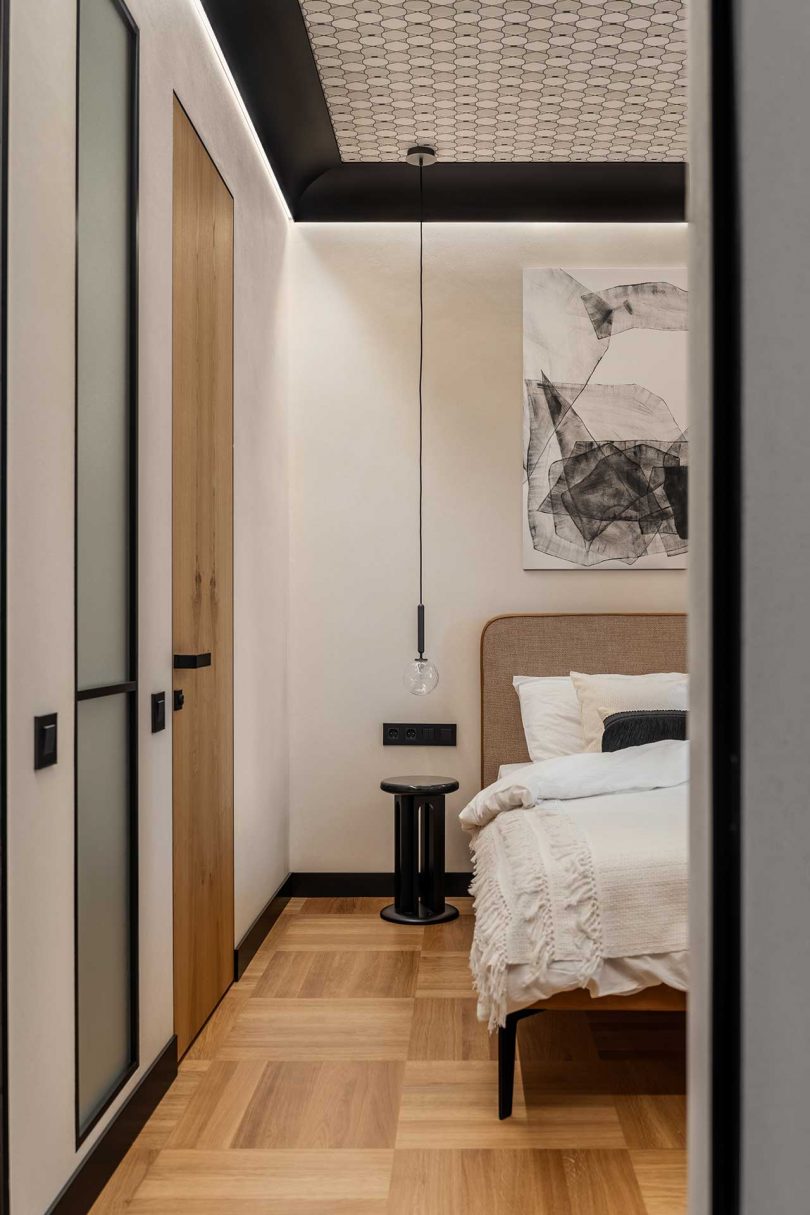 نمای اتاق خواب اصلی داخلی آپارتمان مدرن با چوب گرم و لهجه های سفید