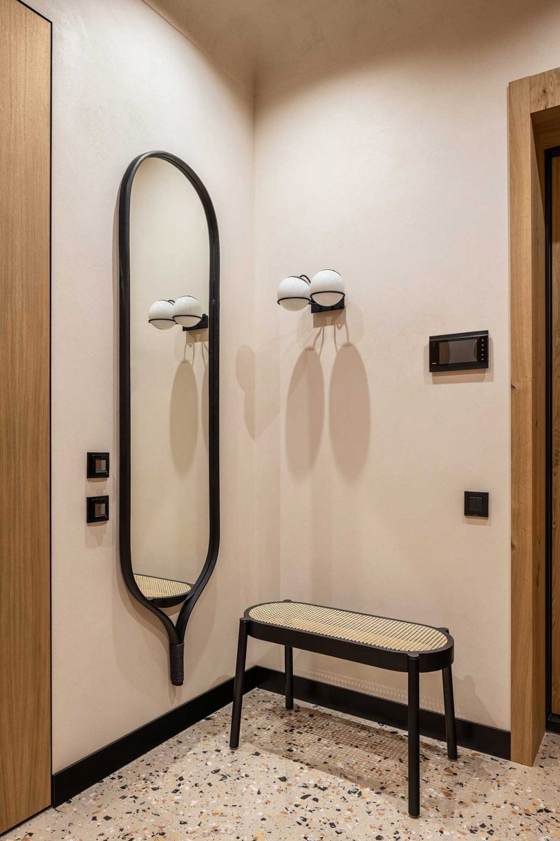 گوشه ورودی آپارتمان مدرن با آینه و نیمکت