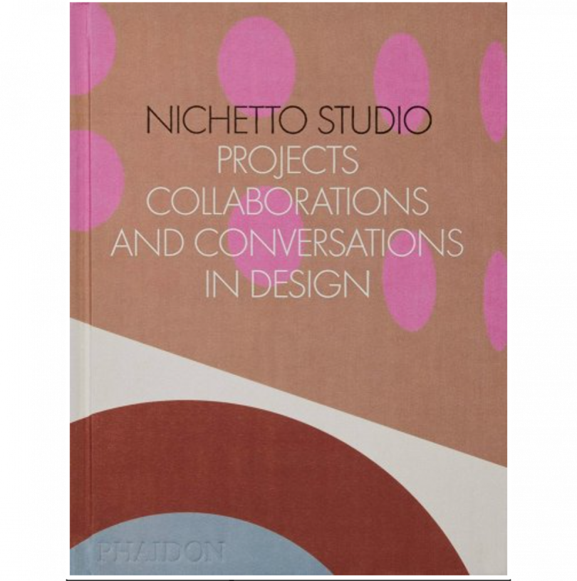 جلد کتاب مصور رنگارنگ در حال خواندن NICHETTO STUDIO