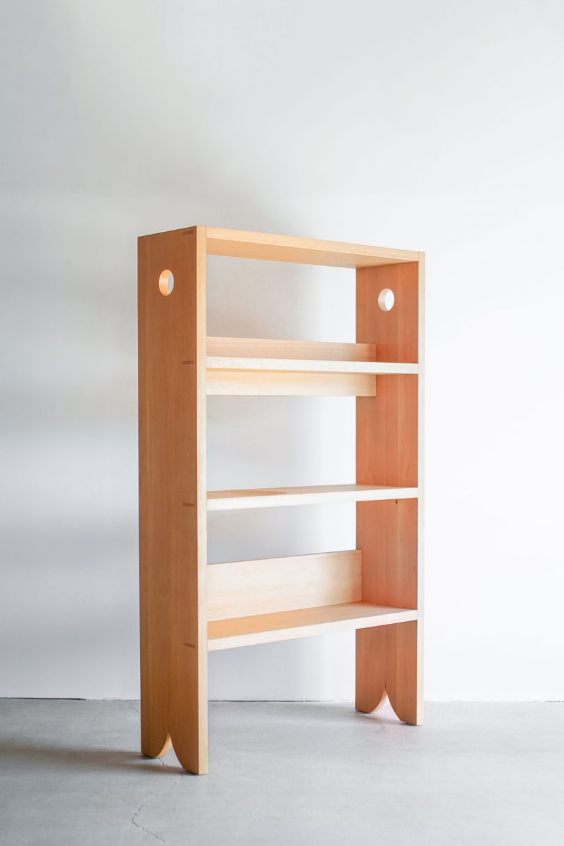 licht houten hoge boekenkast
