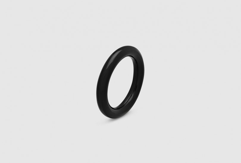 single black ring on light grey background
