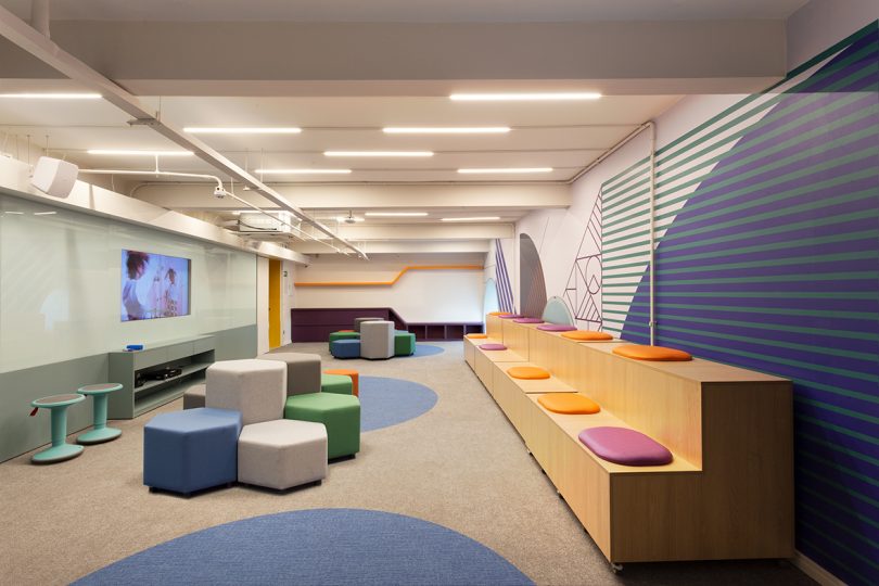 versatile meeting space with modular benches, chairs, and stools in various colors