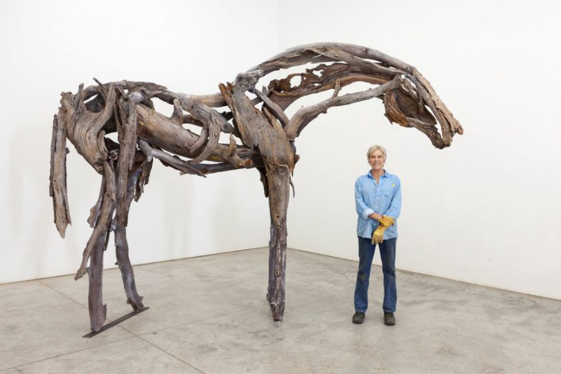 هنرمند دبورا باترفیلد در کنار کار ایستاده است "ظهر"