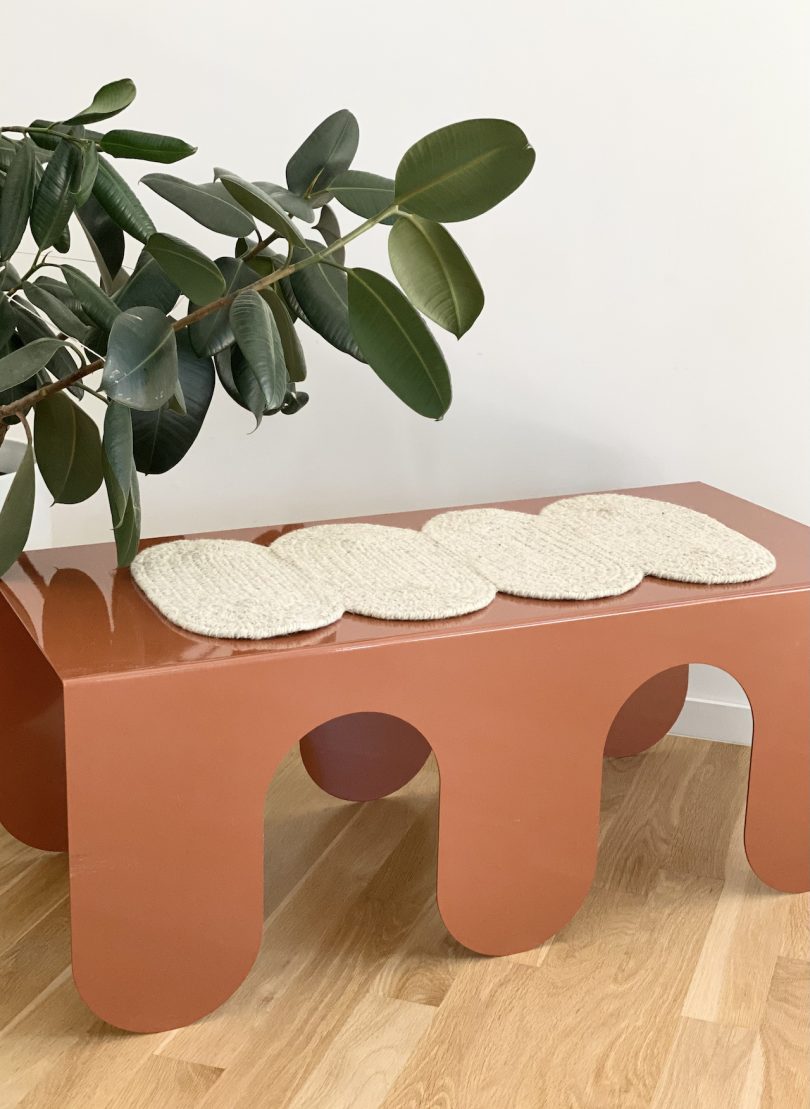 curvy rug and terracotta bench