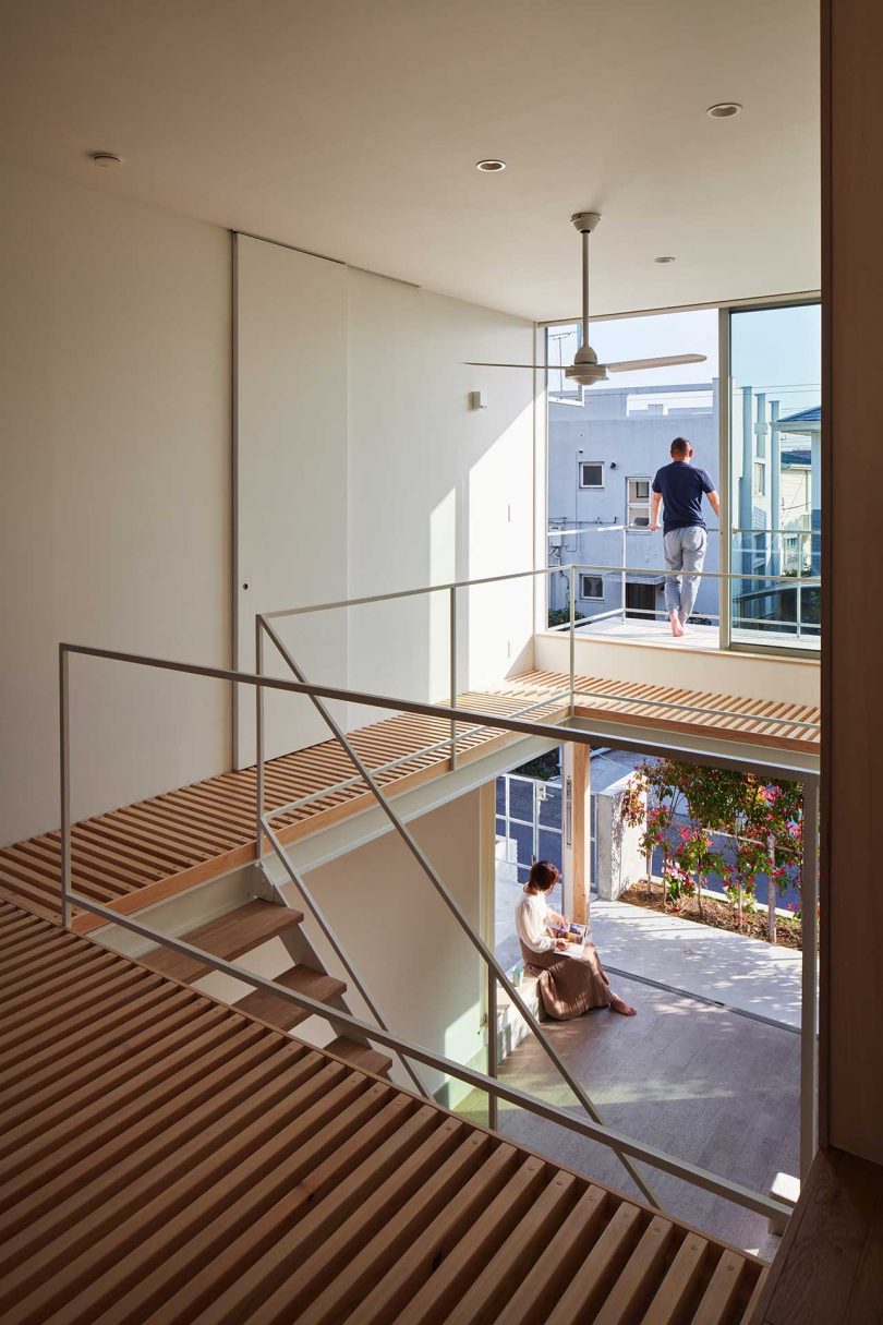 طبقه دوم داخلی خانه مدرن ژاپنی با راهروهای پل