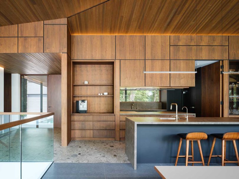 نمای داخلی آشپزخانه مدرن با کابینت های چوبی