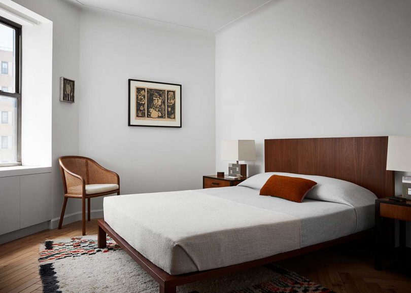 نمای زاویه دار اتاق خواب مدرن با مبلمان ساده وسط قرن و مدرن