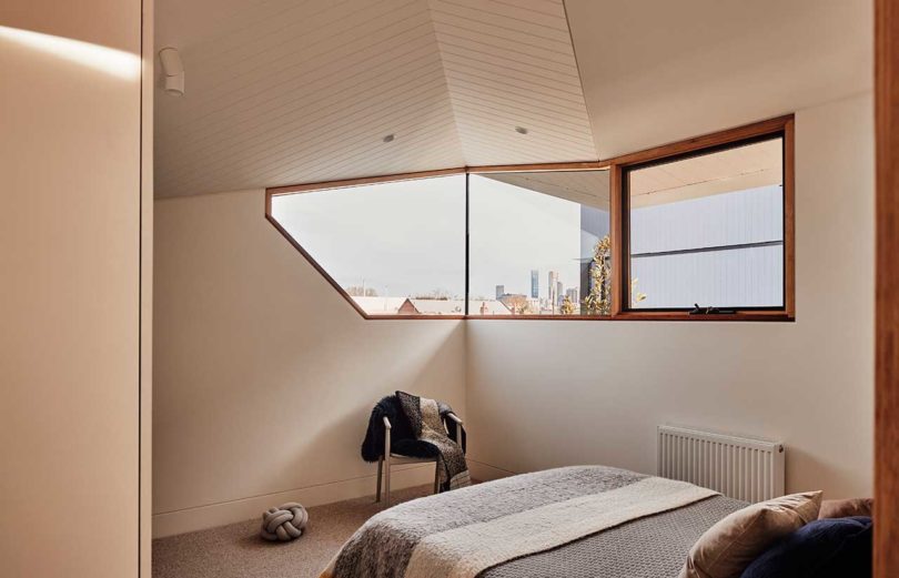 نمای زاویه دار اتاق خواب مدرن با پنجره های گوشه ای