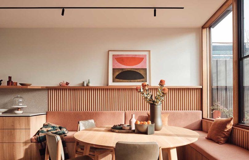 نمای داخلی ناهارخوری مدرن با میز چوبی و صندلی توکار