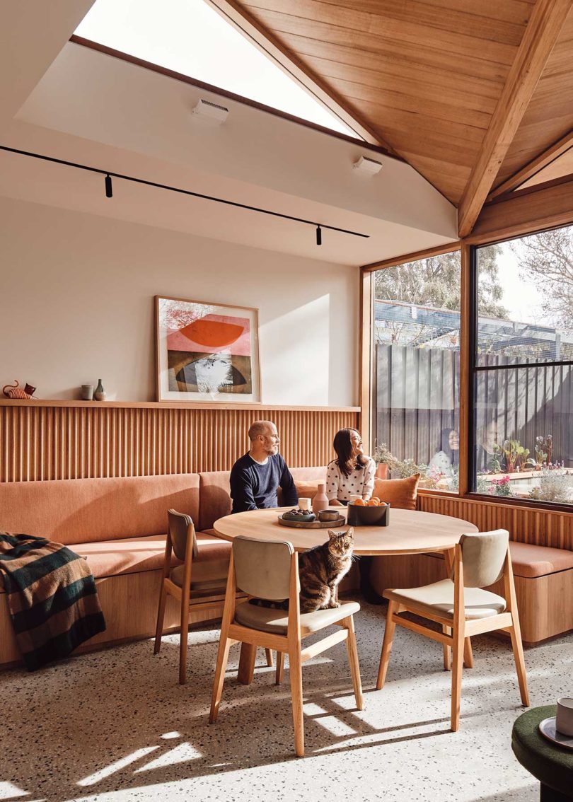 نمای داخلی ناهارخوری مدرن با میز چوبی و صندلی توکار