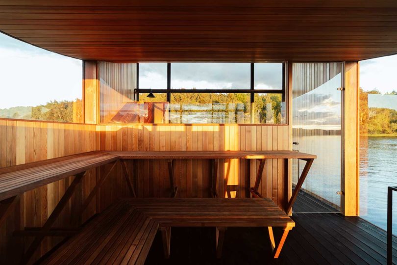 فضای داخلی سونای مدرن چوبی شناور روی آب