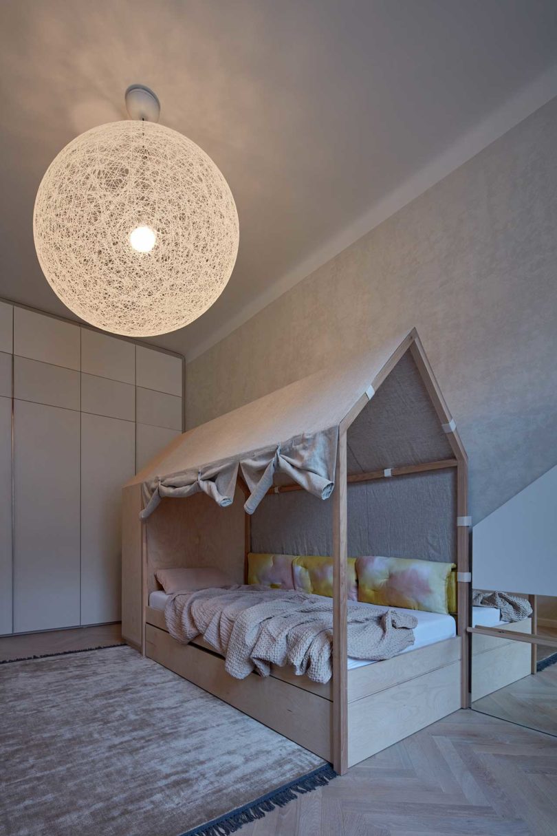 childs room with canopy bed