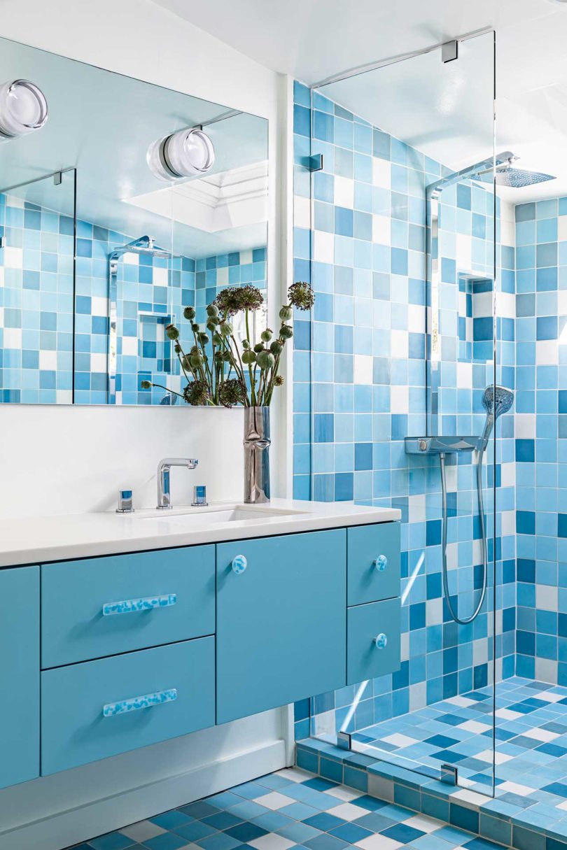 حمام مدرن با کابینت آبی و کاشی های موزاییک آبی و سفید