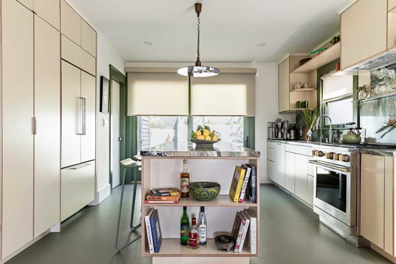 نمای آشپزخانه بازسازی شده به رنگ سبز و بژ