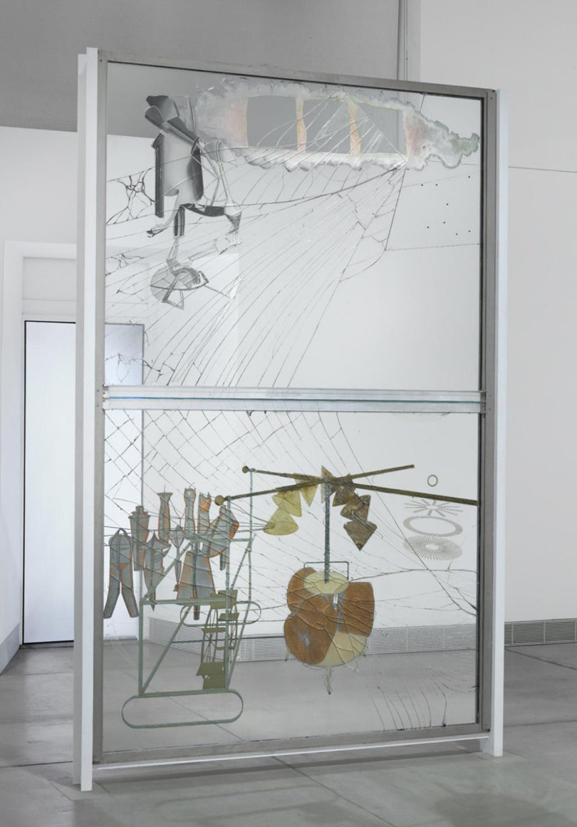 هنر مدرن متشکل از یک قاب پنجره مانند سفید و موبایل